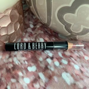 ✨NWOT LORD & BARRY MAXI MATTE CRAYON LIPSTICK✨